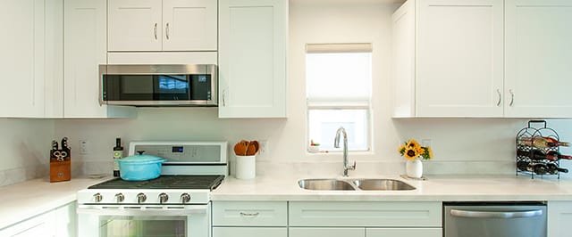 White, Kraftmaid kitchen cabinets